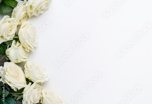 Fotografia White roses on white background