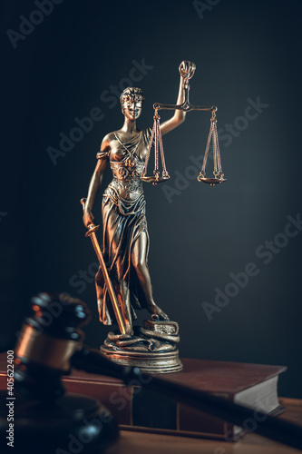 Fotografía lady justice with judge gavel in front