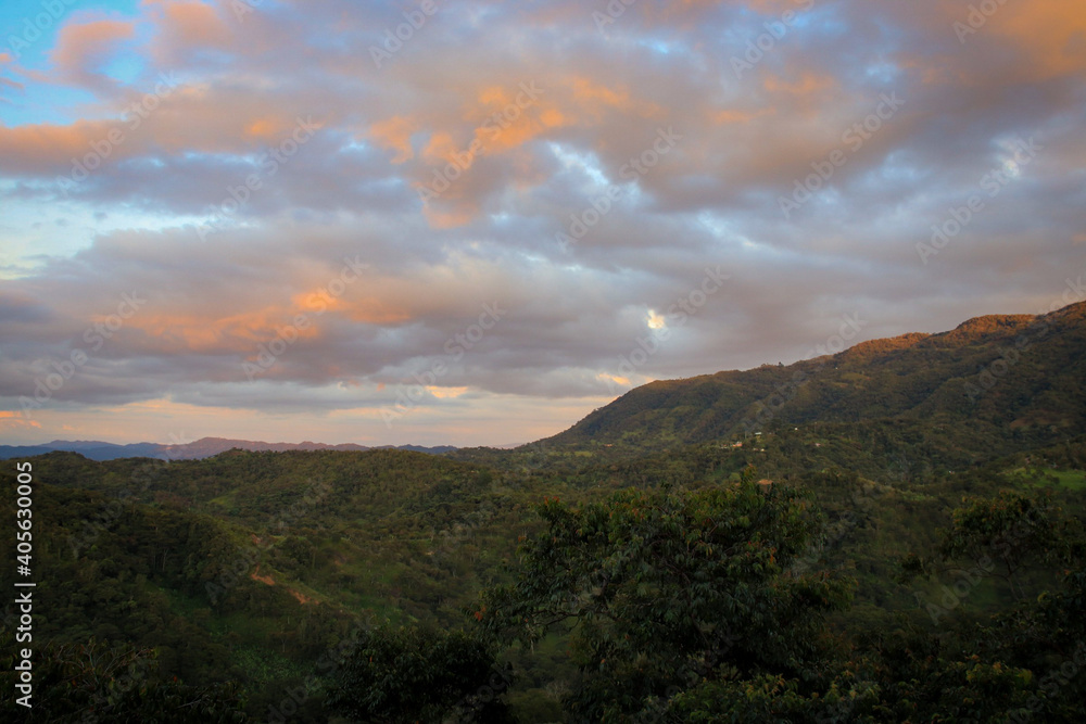Paisaje natural de atardecer de color naranja Paisaje natural de atardecer de color naranja