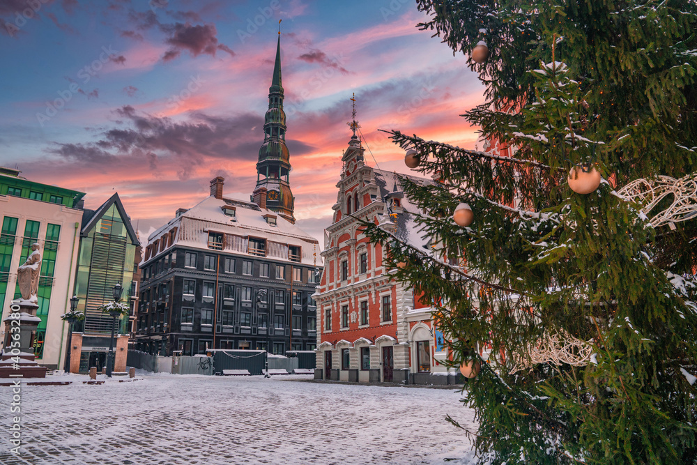 Riga, Latvia - January 10, 2021: House of the Blackheads, building situated in winter Christmas Riga in Latvia. - obrazy, fototapety, plakaty 