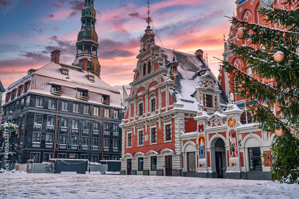 Riga, Latvia - January 10, 2021: House of the Blackheads, building situated in winter Christmas Riga in Latvia. - obrazy, fototapety, plakaty 