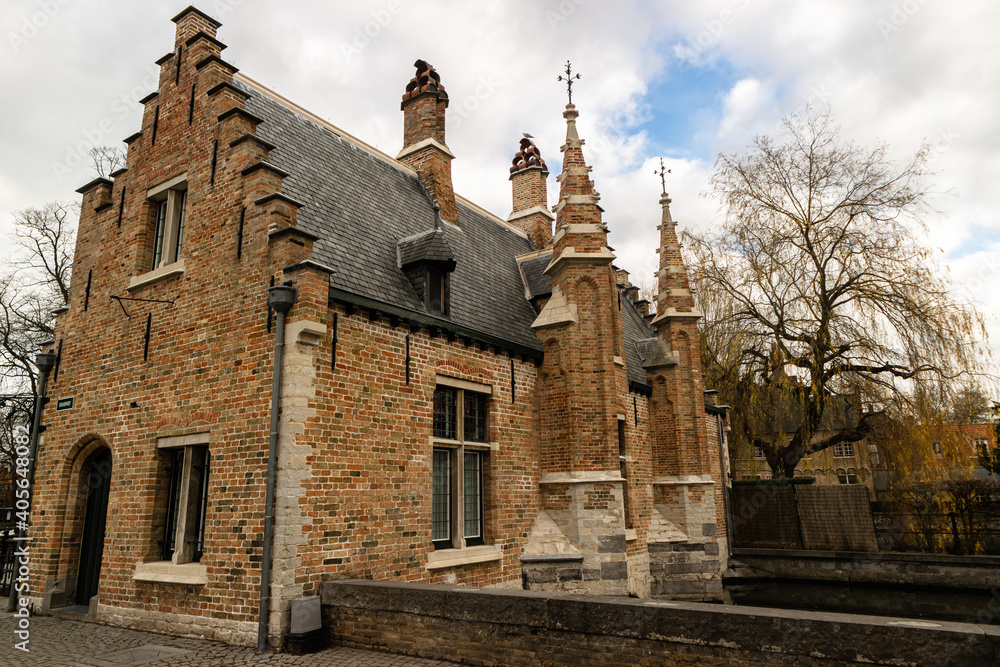 Uma igreja na cidade medieval de Bruges