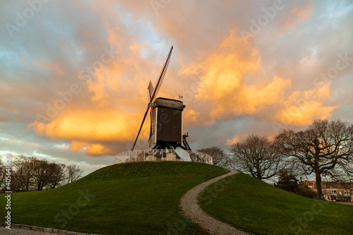 Um moinho de vento no pôr do sol na cidade de Bruges, Bélgica photo