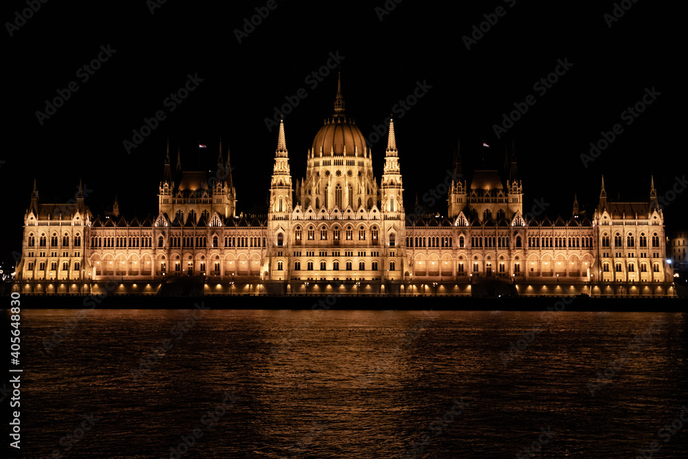 Parlamento  visto do outro lado do rio Danúbio à noite em Budapeste, Hungria