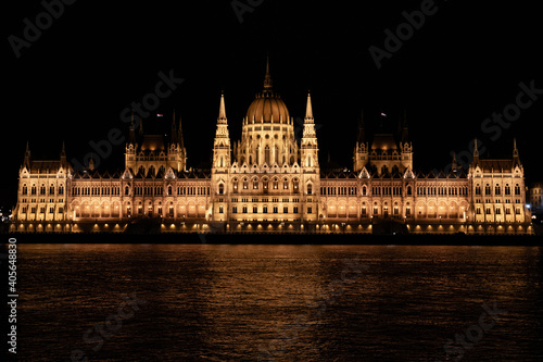Parlamento visto do outro lado do rio Danúbio à noite em Budapeste, Hungria