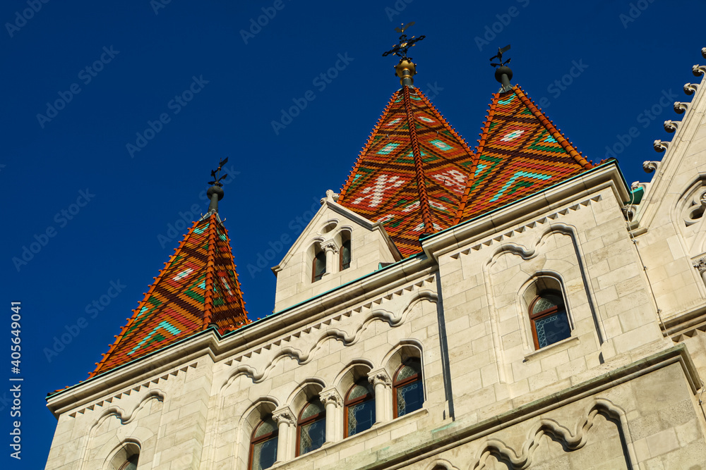 Detalhe do telhado da igreja de São Matias no castelo de Buda em Budapeste, Hungria 