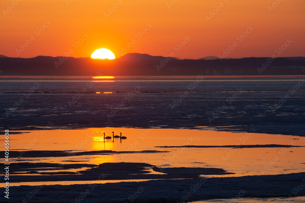 氷が浮かぶ春の湖の夕暮れ　サロマ湖
