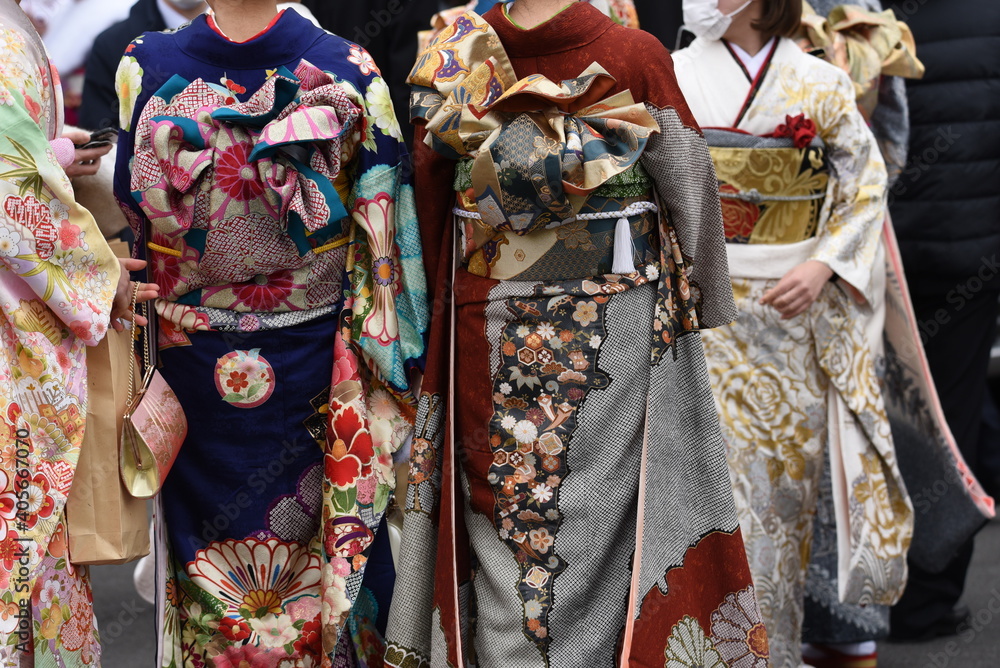 Naklejka premium Young Japanese women wearing traditional Kimono for the coming of age day celebration.