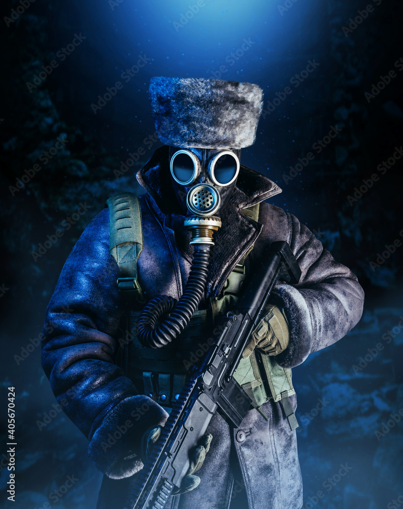 Φωτογραφία Photo of winter stalker soldier in fur coat, hat standing with pouch vest, gas soviet mask and rifle in stormy snowfall weather, full torso view