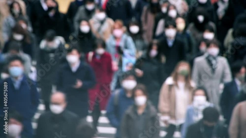 Wallpaper Mural マスクをして出勤する日本人ビジネスマン Torontodigital.ca