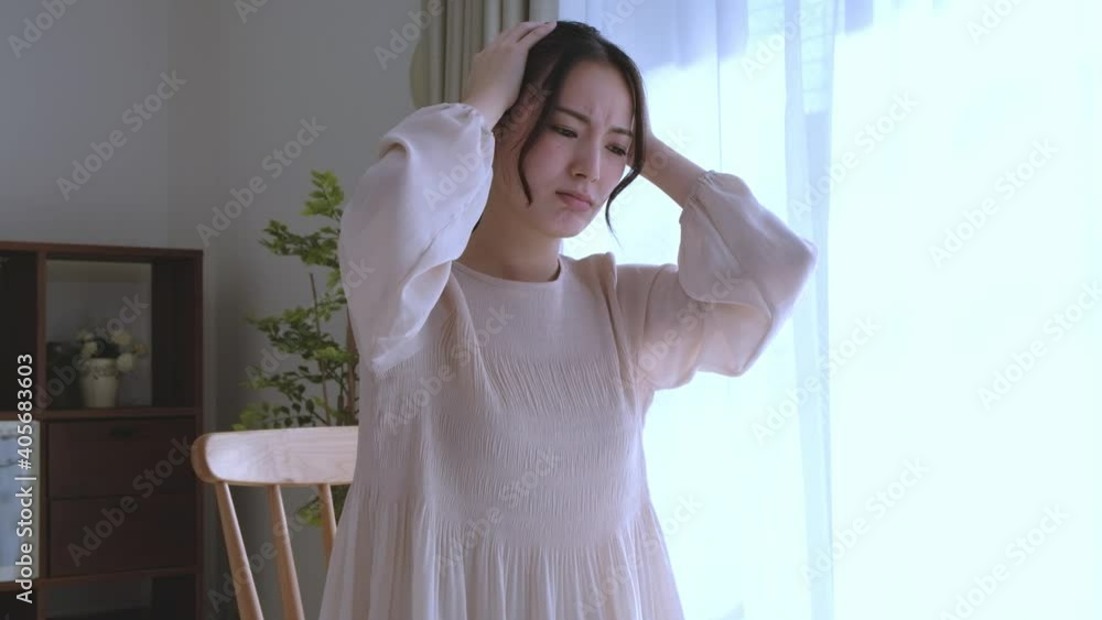 悩む　アジア人女性