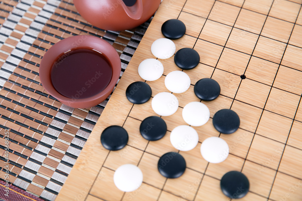 Leisurely drinking tea and playing Go Leisurely drinking tea and playing Go