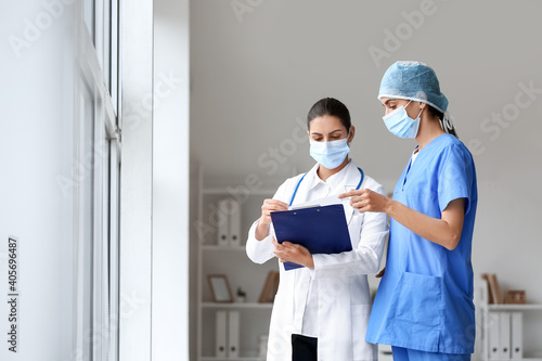 Portrait of female doctors ...