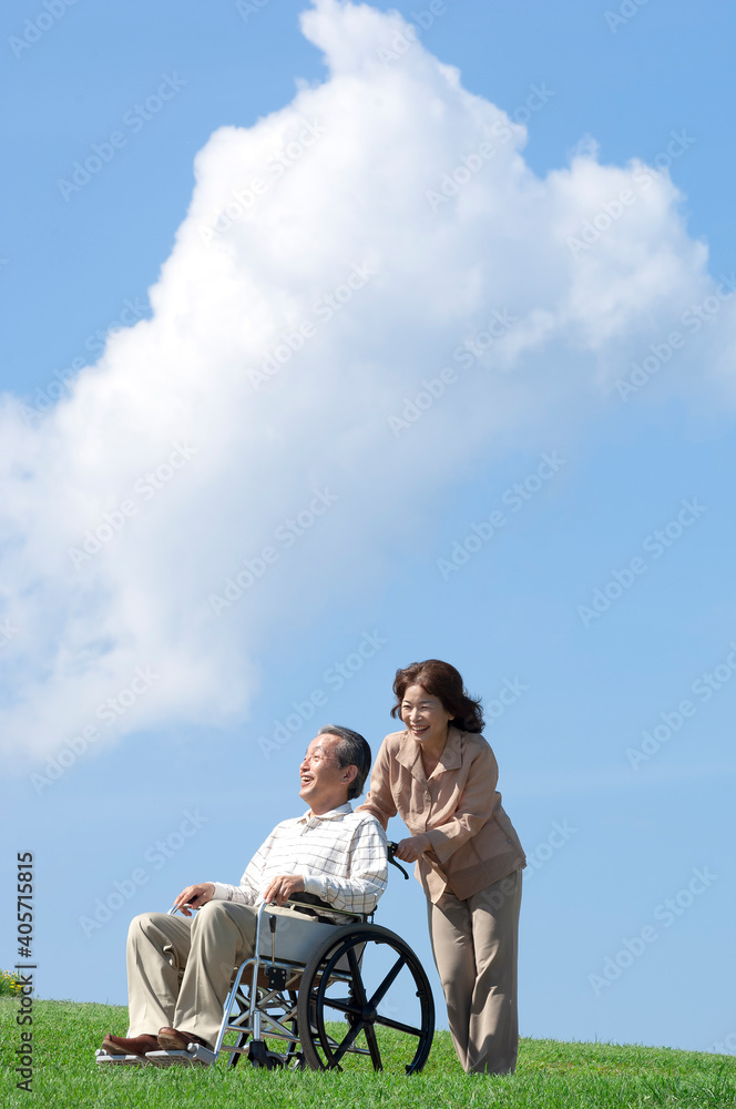 車椅子で散歩する夫婦 車椅子で散歩する夫婦