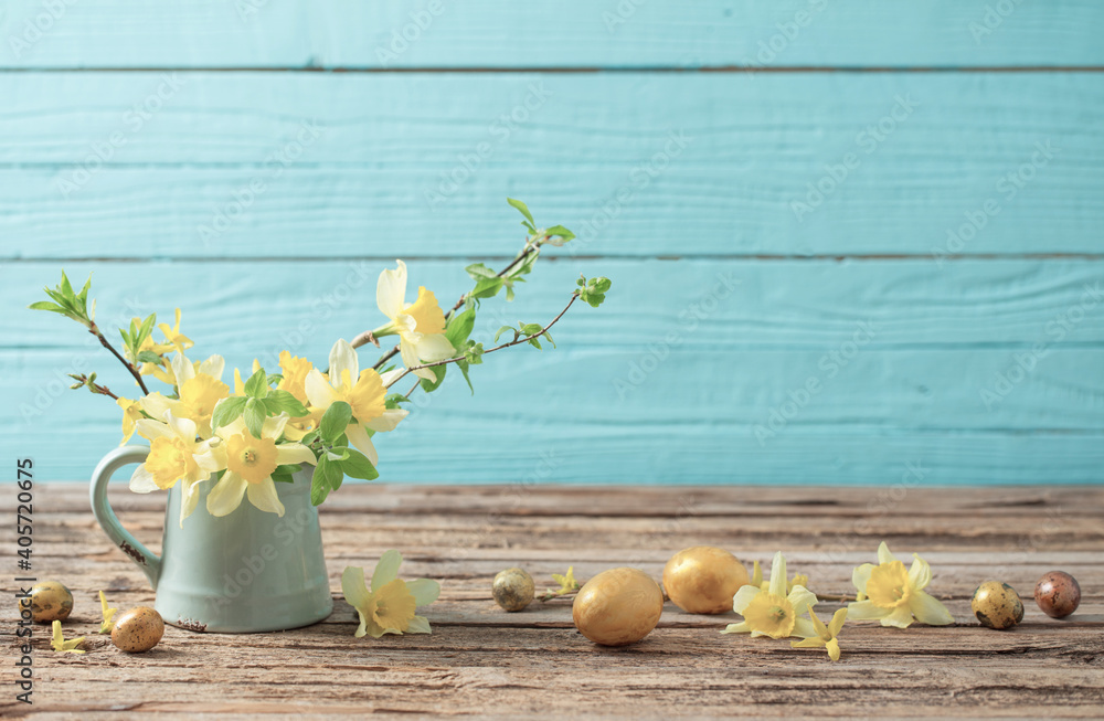 Golden Easter eggs and yellow flowers on wooden background - obrazy, fototapety, plakaty 