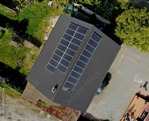 Panele słoneczne zainstalowane na dachu spadzistym