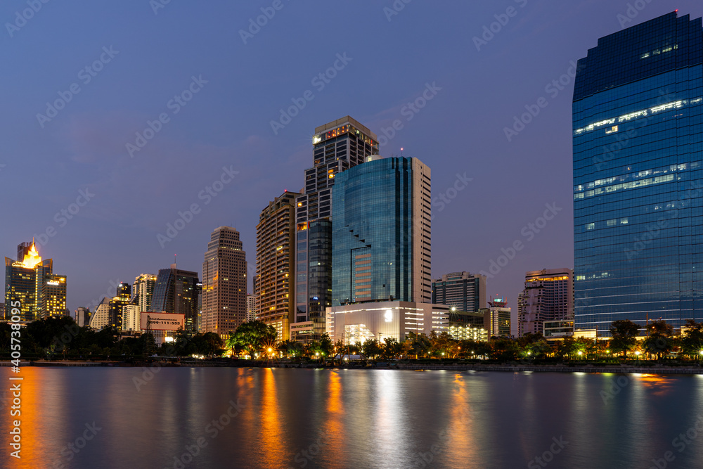 Obraz premium The building behind the river