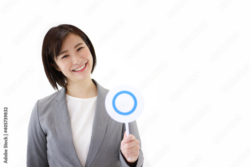 〇札を持つ女性社員