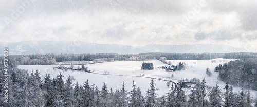 Winter Landschaft mit viel Schnee und einer Berg Hütte © Nico Tritschler