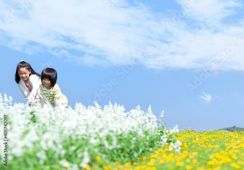 花畑で遊ぶ女の子と男の子