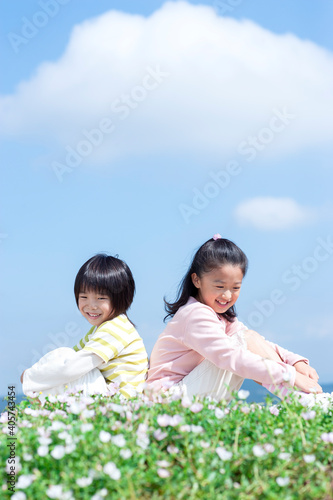 花畑に座る女の子と男の子