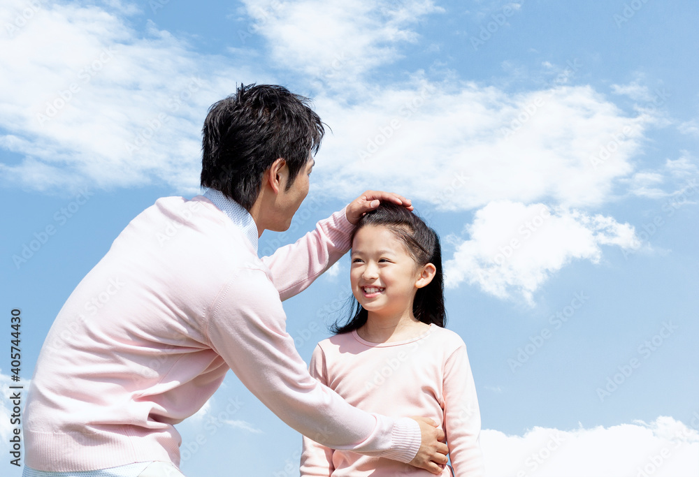 笑顔の父親と女の子 笑顔の父親と女の子