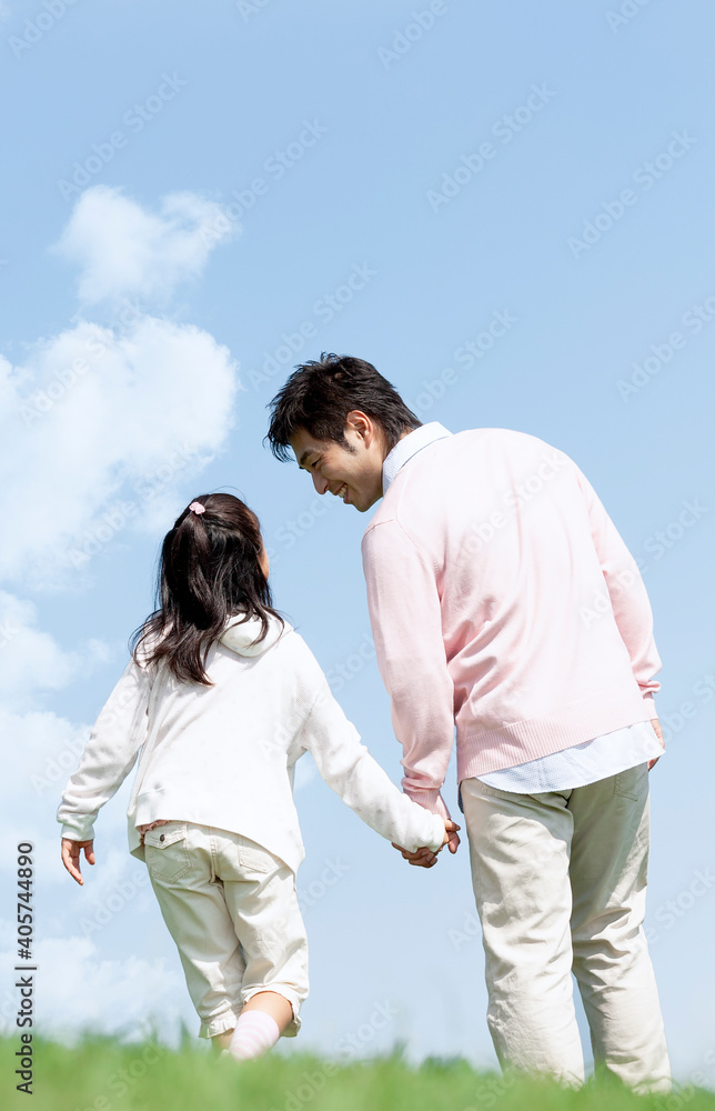 手をつないで歩く親子 手をつないで歩く親子