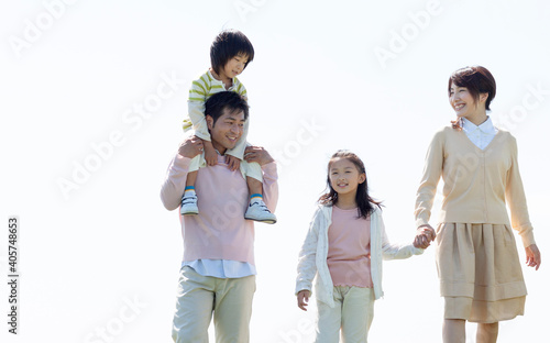 散歩する家族