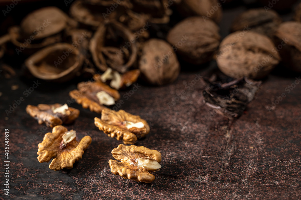 Obraz premium Walnuts and walnuts kernels