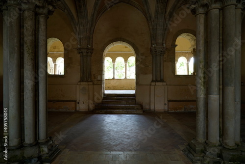archi illuminati in controluce chiari e con archi scuri che incorniciano quelli scuri   abbazia medioevale