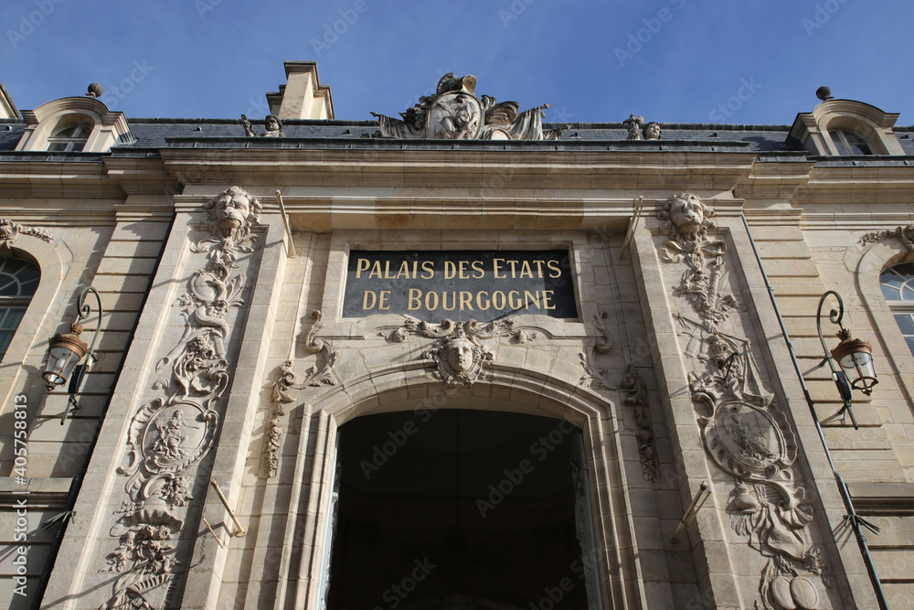 eingang zum herzogspalast in dijon