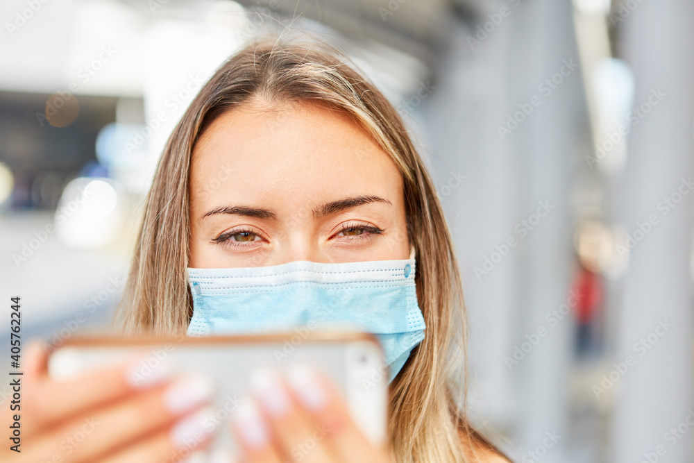 Junge Frau mit Maske wegen Covid-19 macht ein Selfie Junge Frau mit Maske wegen Covid-19 macht ein Selfie