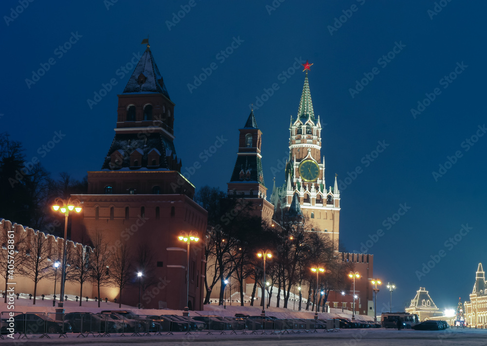 Obraz premium Kremlin towers on a winter evening
