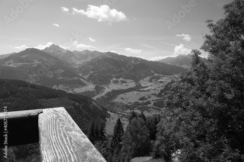 Phantastischer Fernblick von einer Berghütte in die österreichischen Alpen in schwarz-weiß photo