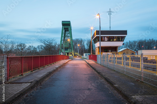 Schleusenwärtergebäude und großes Hubtor an der Schleuse Dorsten am Wesel-Datteln-Kanal