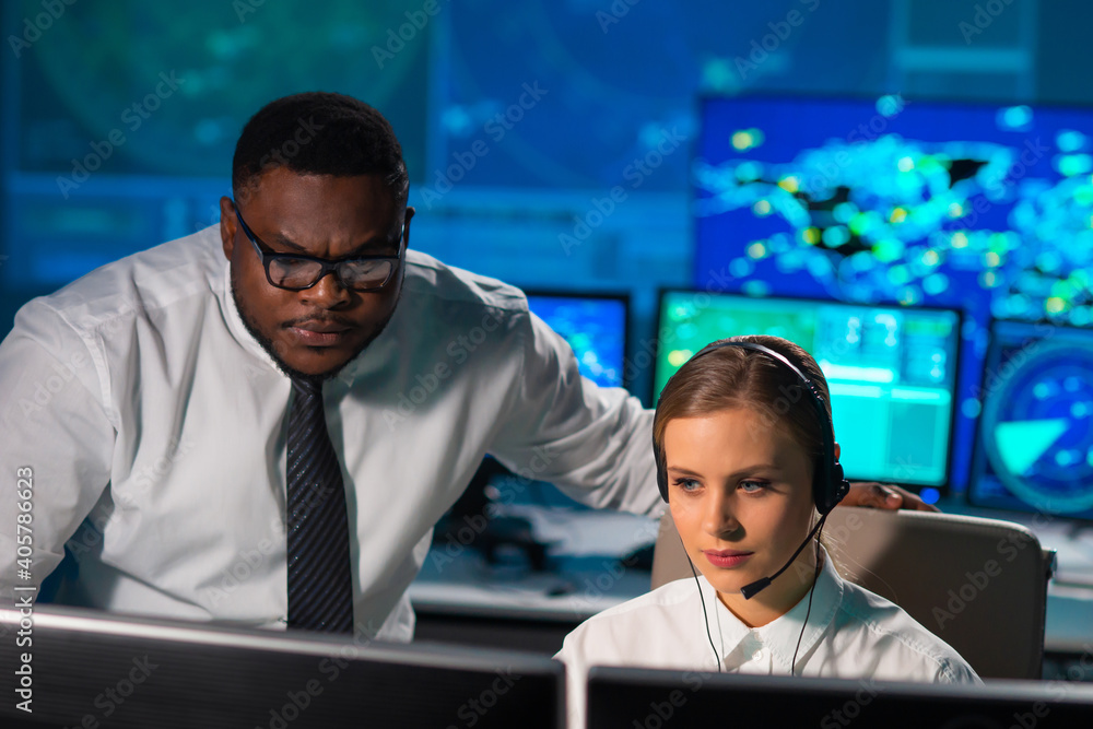 Foto de Workplace of the air traffic controllers in the control tower ...