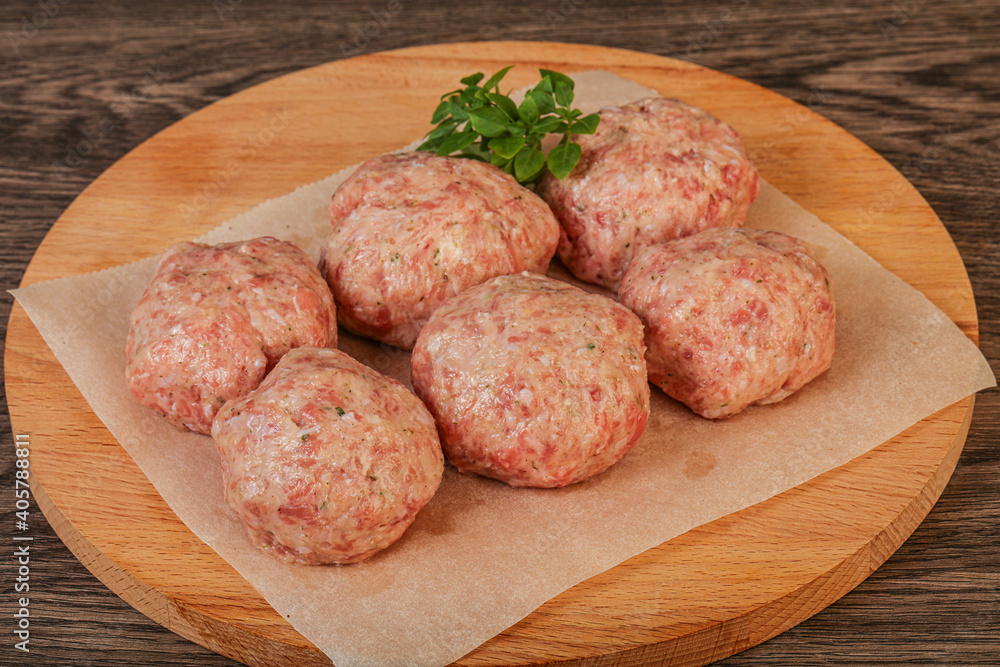 Raw turkey meatball for cooking