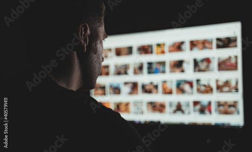 Fotografie Man browsing porn site late at night.
