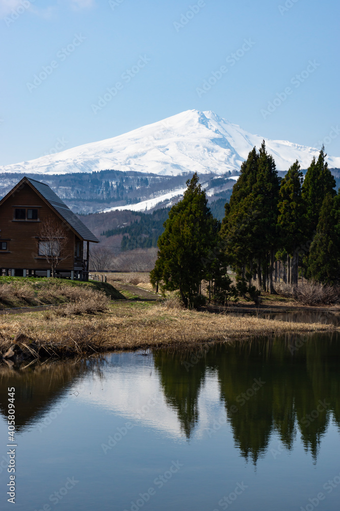 Obraz premium 早春の鳥海高原の風景