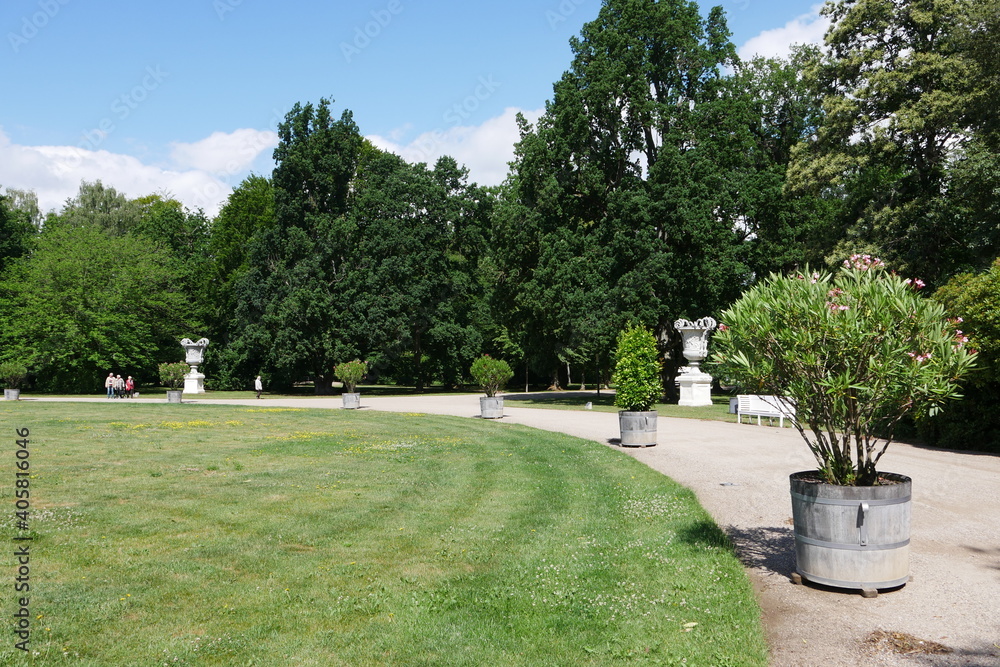 Weg im Schlosspark bzw. Schlossgarten am Schloss Ludwigslust - Historische Parkanlage in Mecklenburg-Vorpommern