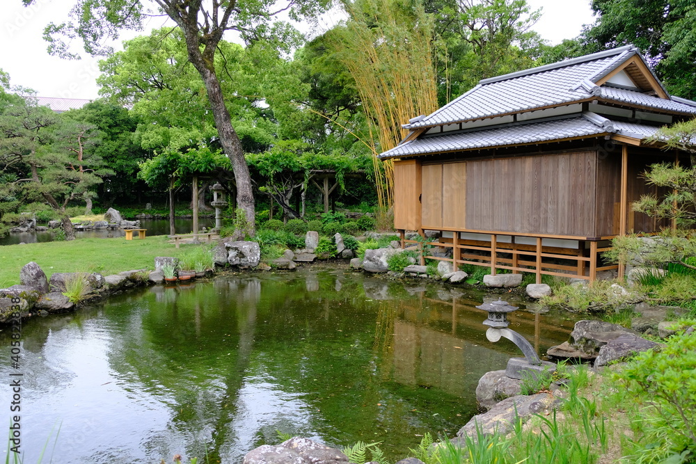 Obraz premium 木造家屋と庭園