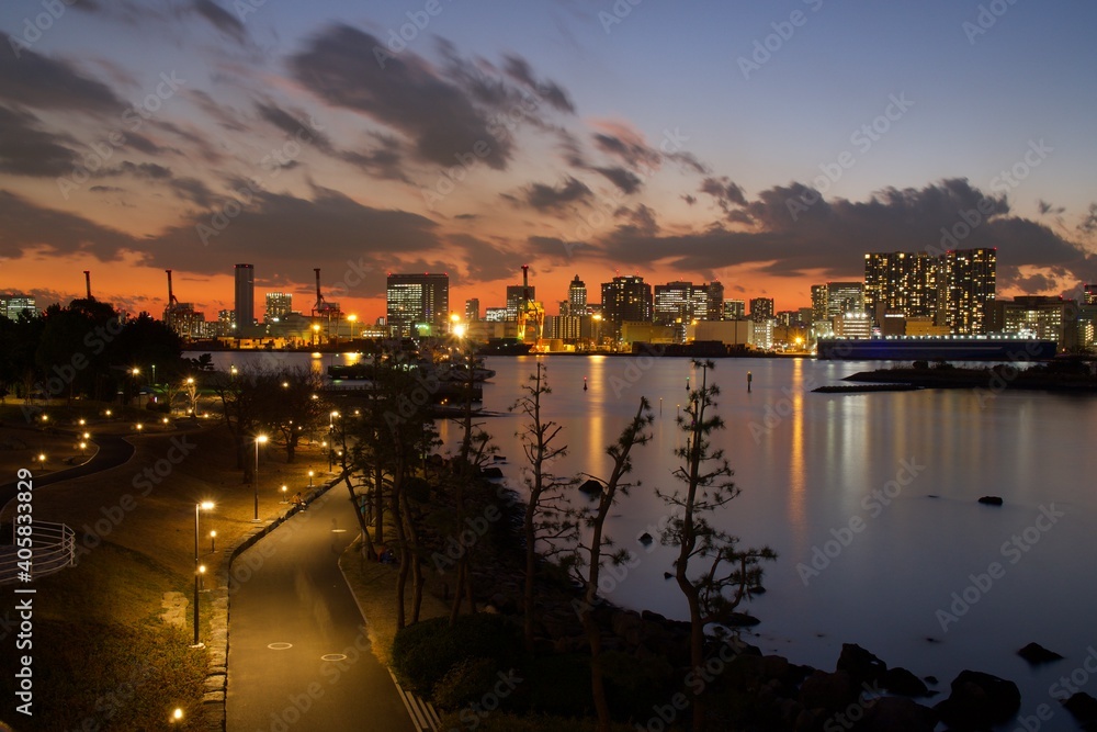 Fototapeta premium お台場夕景 お台場海浜公園 夕焼け 日没直後