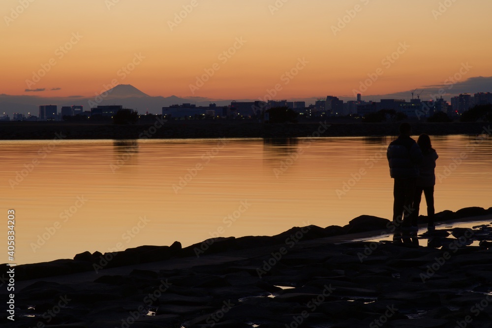 葛西臨海公園夕景　富士山と夕焼けを眺める人たちのシルエット