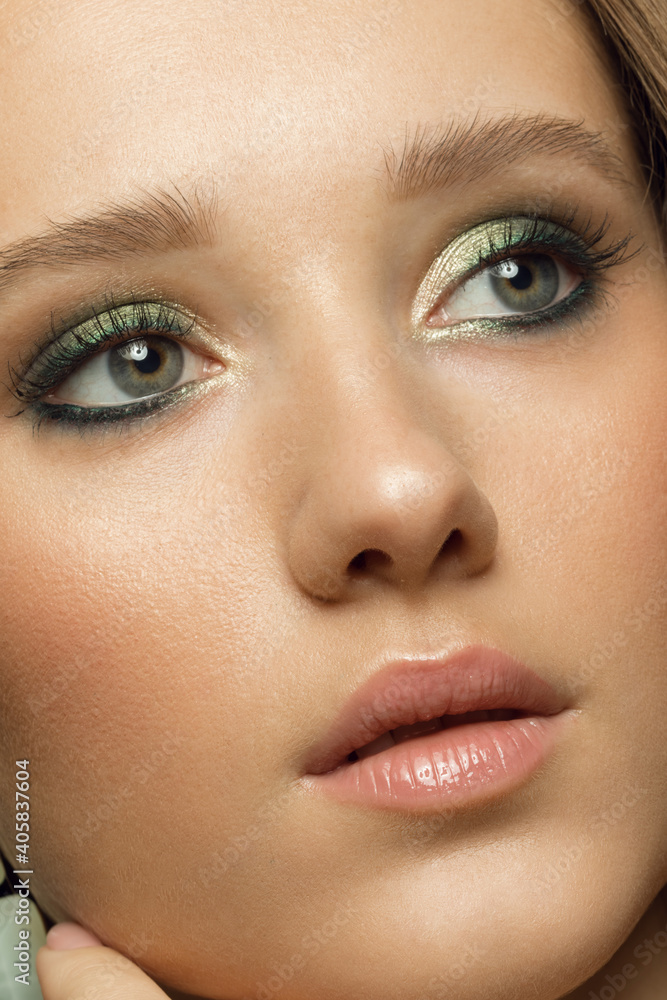Naklejka premium Close-up beauty photo of a beautiful girl with clean skin and expressive eyes
