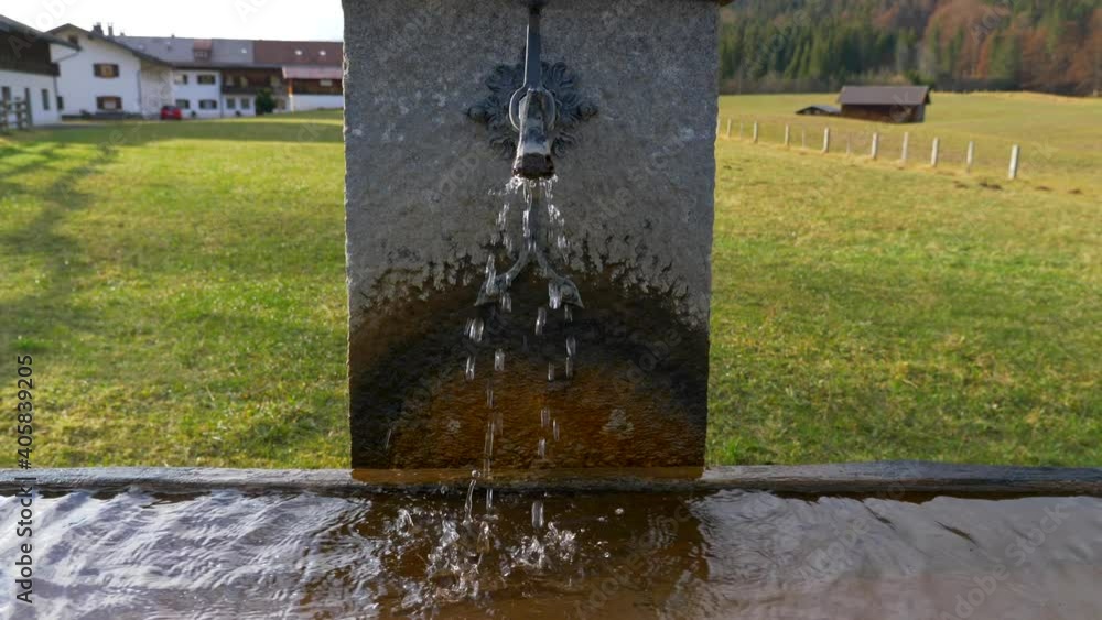 Brunnen mit frischem Quellwasser, Gerold, Bayern, Deutschland