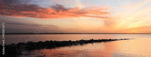 Slika na platnu Atmopsheric sea view with rock groyne and illuninated clouds, banner