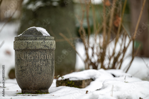 Schneebedeckter historischer Friedhof Weimar mit Fürstengruft und russisch-orthodoxer Kapelle
