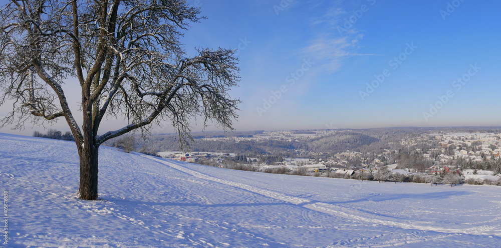 Blick auf verschneites Calw mit Heumaden, Wimberg, Altburg und Alzenberg, Nordschwarzwald Blick auf verschneites Calw mit Heumaden, Wimberg, Altburg und Alzenberg, Nordschwarzwald