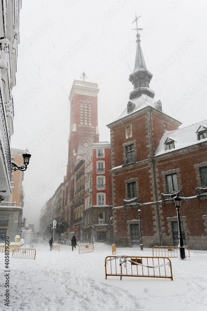 Obraz premium View of the Plaza de Santa Cruz in Madrid covered with snow under a heavy snowfall.