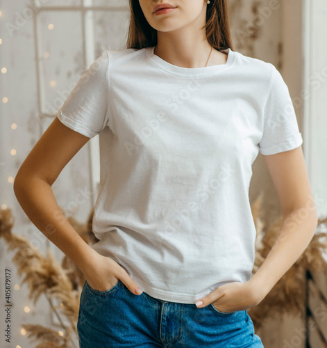 Canvastavla Stylish girl wearing white t-shirt posing in studio
